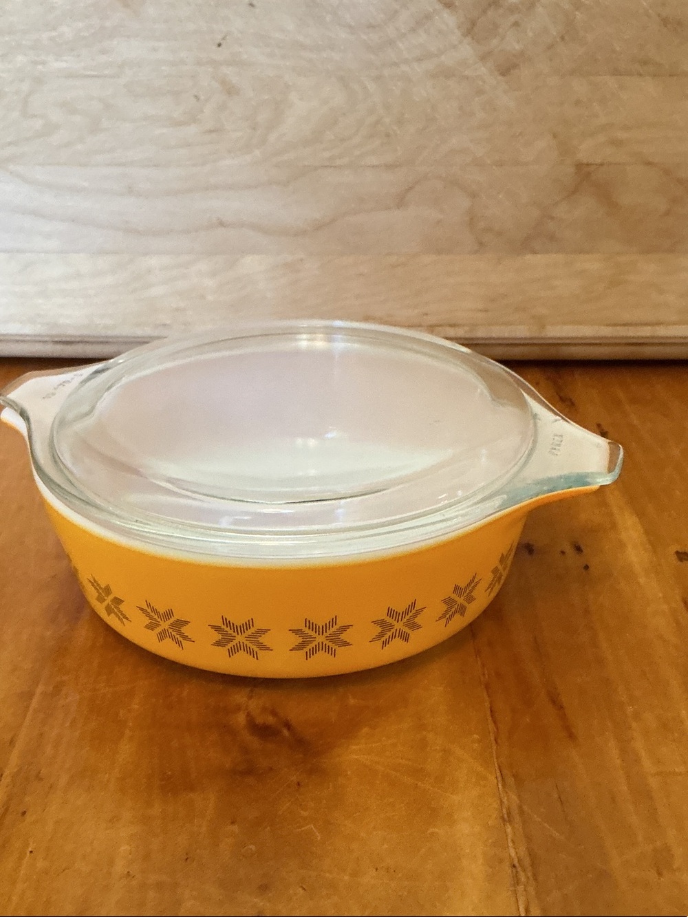 Vintage Pyrex “Town and Country” Starburst Casserole with Clear Lid
